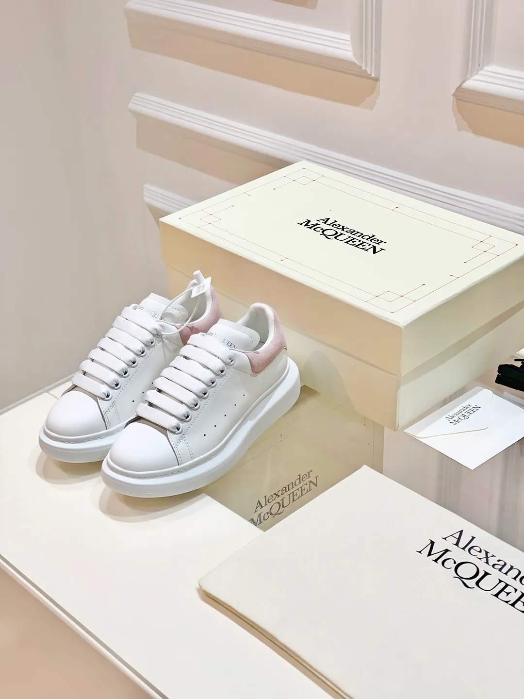 👟👟Ex-factory price 560👟👟 𝐀𝐥𝐞𝐱𝐚𝐧𝐝𝐞𝐫 𝐌𝐜𝐐𝐮𝐞𝐞𝐧A must-have for going out ~ full of confidence. McQueen white shoes are versatile and can instantly elongate your proportions. The long legs that fill the screen make you confident, sweet and cool, and can be controlled by both male and female gods, making you look better as you wear them. ⭐Shoe upper material: first-layer cowhide ⭐Shoe lining material: sheepskin ⭐Available sizes: 35-40, male 39-45 (female 40, male 45 customized)